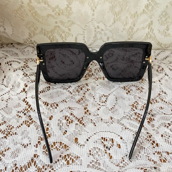 Gucci, Italy, Oversized Black Sunglasses with Original Box and Soft Case - Picture 6 of 11